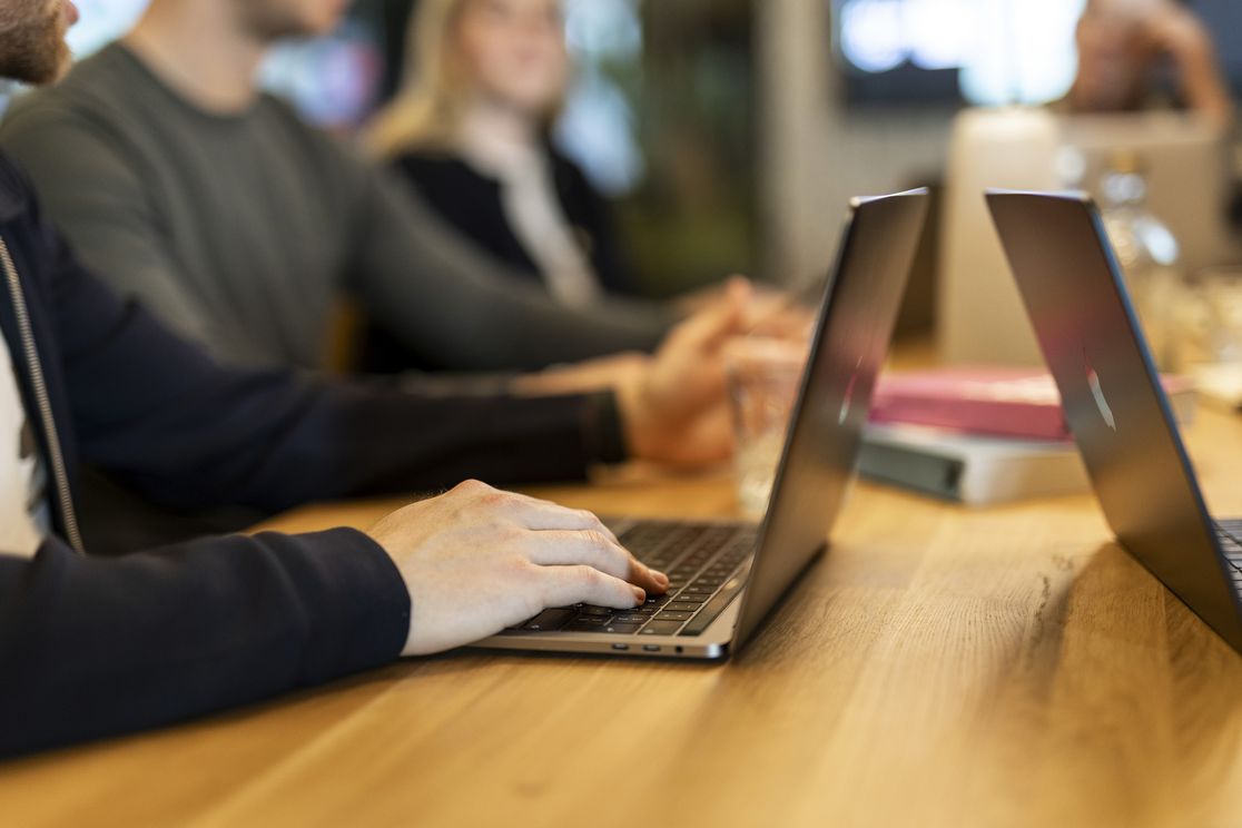 Handen typen op een laptop