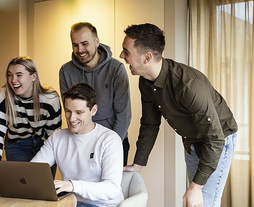 Collega's werken samen aan een laptop