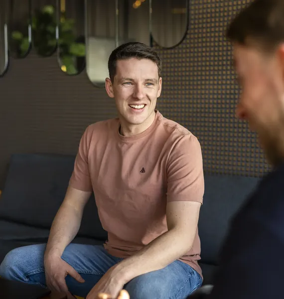 Collega in gesprek op de bank