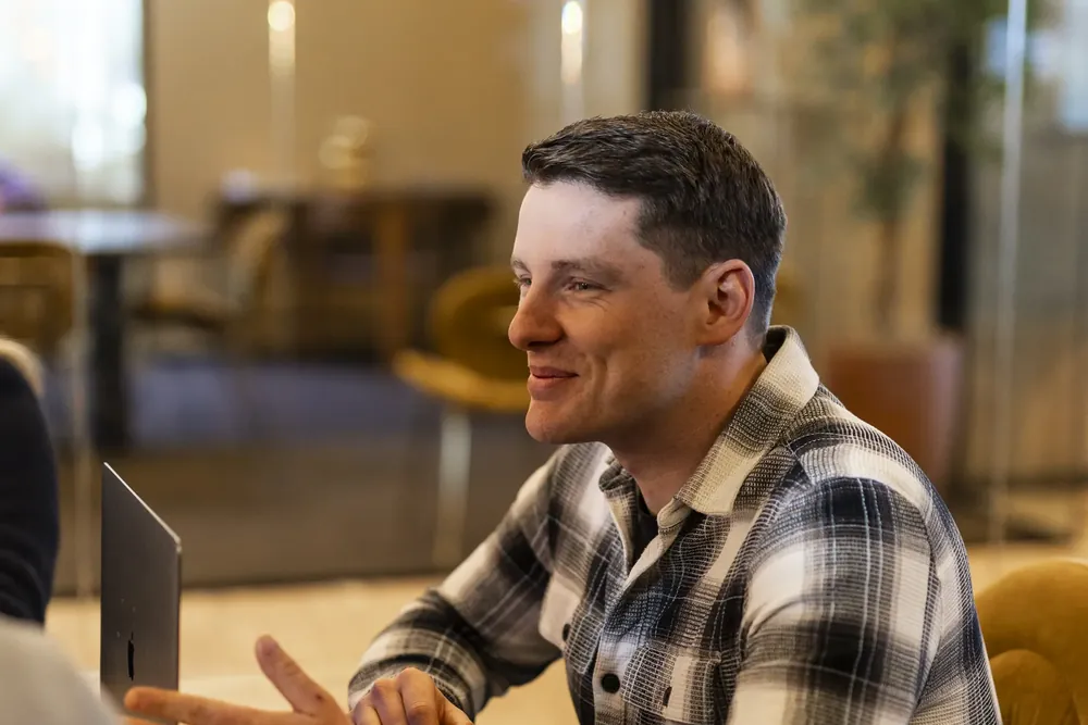 Collega legt iets uit tijdens een gesprek aan tafel