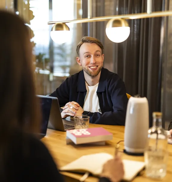 Collega aan tafel tijdens een gesprek