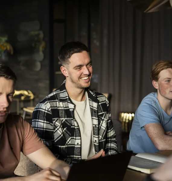 Collega lacht tijdens een teamoverleg