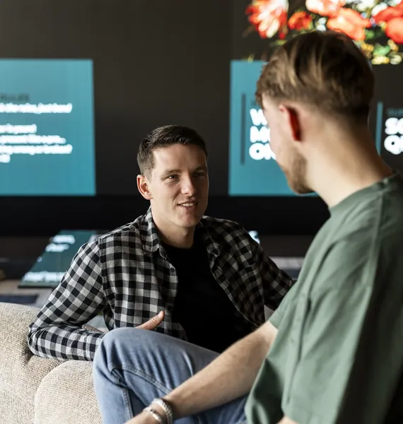 Twee collega's in gesprek op de bank