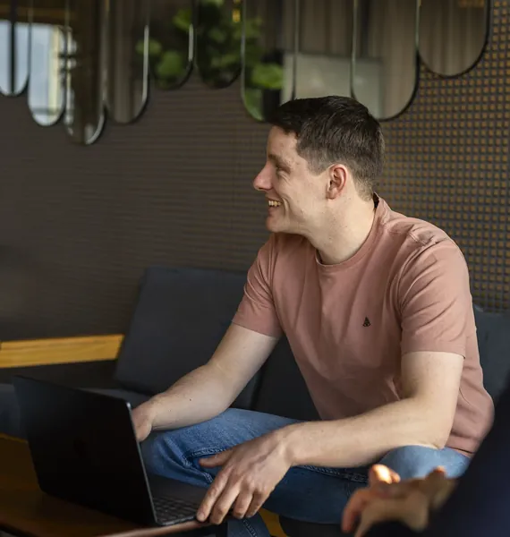 Collega met laptop in gesprek op de bank