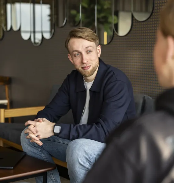 Collega luistert tijdens een gesprek