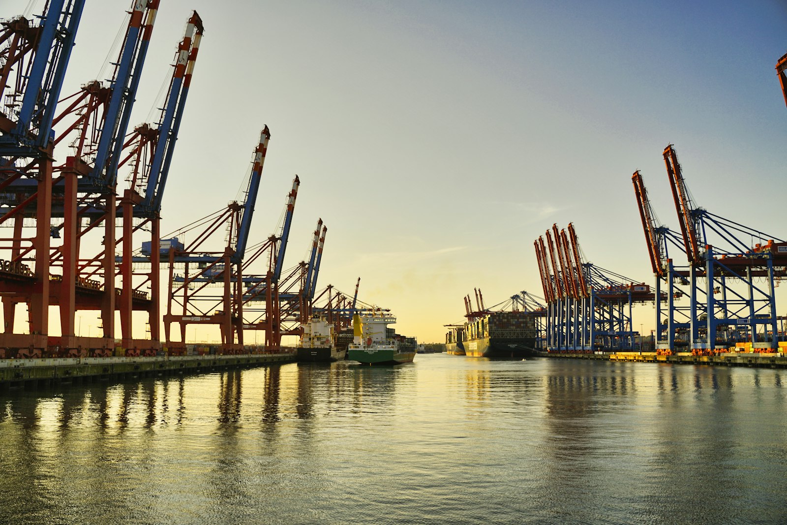 Containerkranen in de haven van Hamburg bij zonsondergang